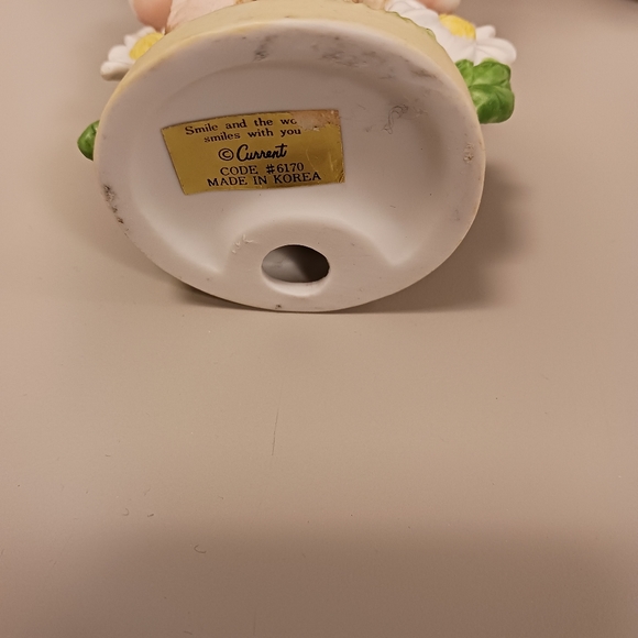 Happy Smiling Lop Earred Bunny sitting In a Field of Daisies Figurine /Whimsical - Picture 4 of 4